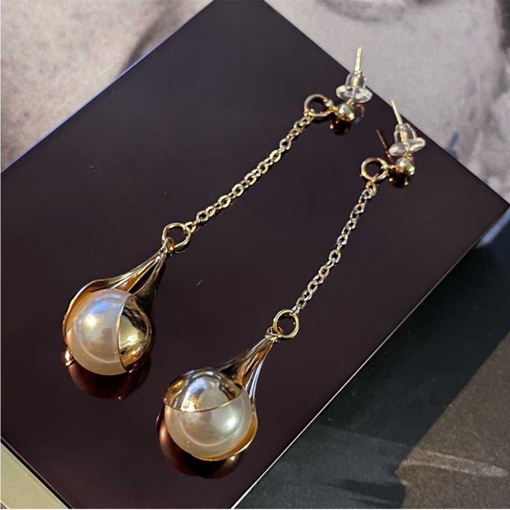 Elegant Gold and Pearl Drop Earrings